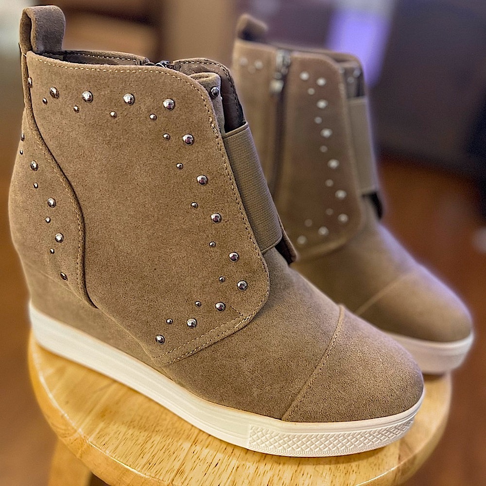🆕🌿LETS SEE STYLE: TAN Faux Suede Wedge Sneakers SIZE 8.5
